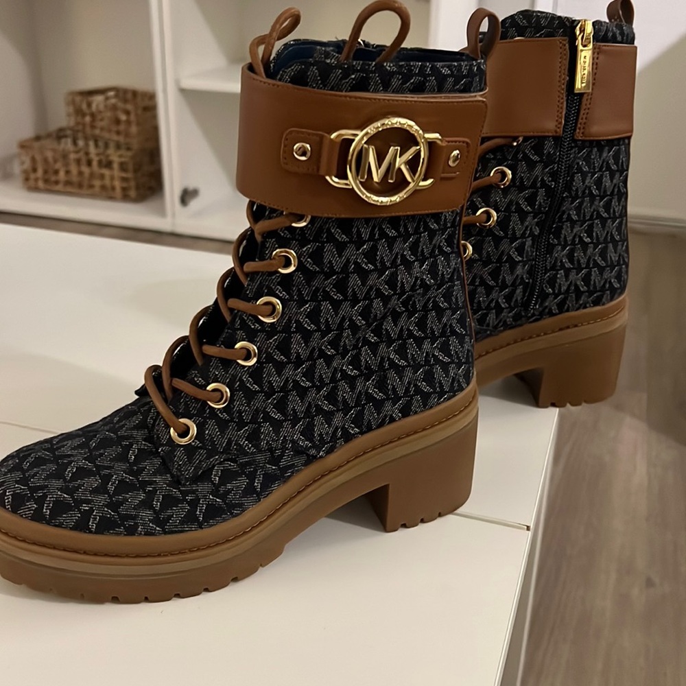 Michael kors heeled booties size 5.5